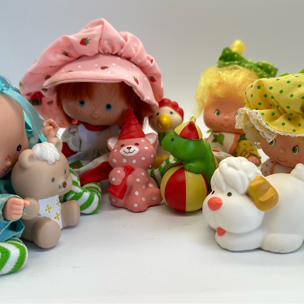 Vintage Lot 4 Strawberry Shortcake And Friends Dolls and a charm (X)